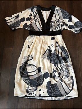 Lida Baday Black & Cream Printed V-Neck Dress. Side zip.  Silk!  Made in Canada!